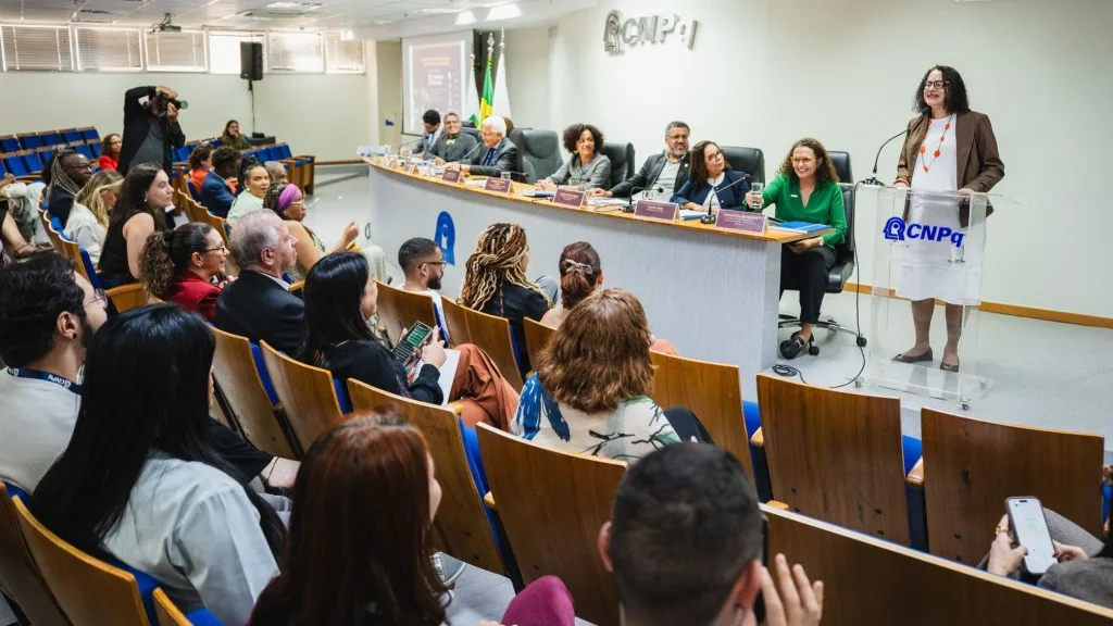 Rádio Por Trás das Câmeras — O Ministério da Ciência e Tecnologia lançou cinco editais para incentivar a pesquisa com foco em grupos sub-representados: mulheres, negros, indígenas e comunidades tradicionais. 🗣️ PTC Diz: Ciência sem diversidade é ciência pela metade. As melhores soluções nascem quando diferentes olhares se encontram. Esse investimento não é caridade — é inteligência estratégica para o futuro do Brasil. 🔗 Link: https://radardigitalbrasilia.com.br/tecnologia/mcti-anuncia-cerca-de-r-65-milhoes-para-estimular-a-diversidade-na-ciencia/