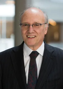 Rádio Por Trás das Câmeras — Bruce Miller, P referência mundial no estudo das demências, apresentou novas abordagens promissoras para prevenção e tratamento do Alzheimer. As descobertas trazem esperança para milhões de famílias. 🗣️ RESUMO PTC: O Alzheimer não apaga o que foi construído com amor. Cada avanço na ciência é uma luz para as famílias que enfrentam essa batalha diária. Que a cura venha logo — e que chegue para todos, não só para quem pode pagar. 🔗 Link: https://valor.globo.com/eu-e/noticia/2026/07/01/um-dos-principais-especialistas-em-demencias-nos-eua-aponta-novos-caminhos-para-prevencao-e-tratamento.ghtml